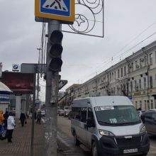 Горожанин пожаловался на сломанный светофор в центре города, представляющий угрозу пешеходам. Комментарий чиновников